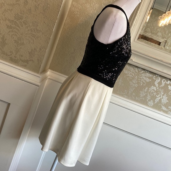 Stunning Black and Off White Dress Size 5/6 - Picture 3 of 6